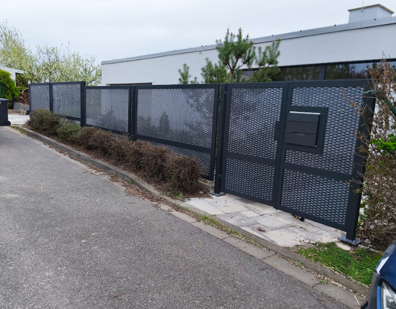 Výroba a montáž .Branka a plotové dílce v tahokovu. "Moderna"