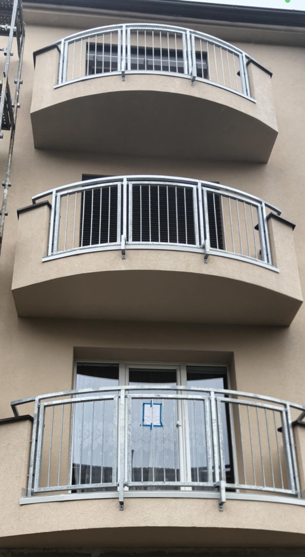 Výroba a montáž ocelových balkónů. Tř. 1. Máje Hranice "Crooked"