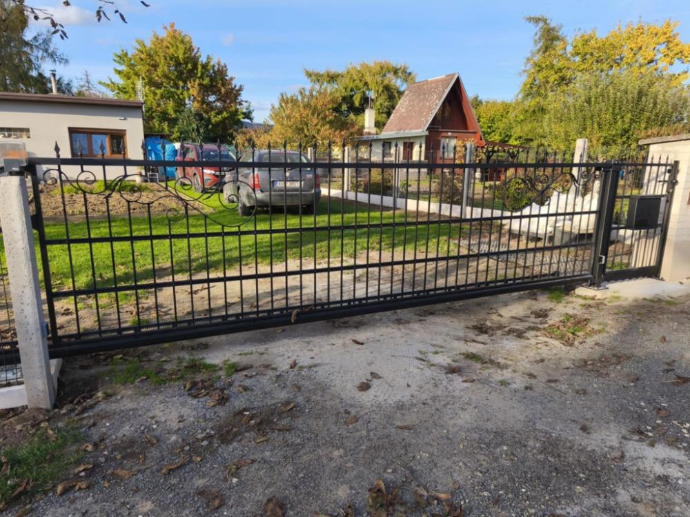 Samonosná kovaná brána a branka. KOVAREX
