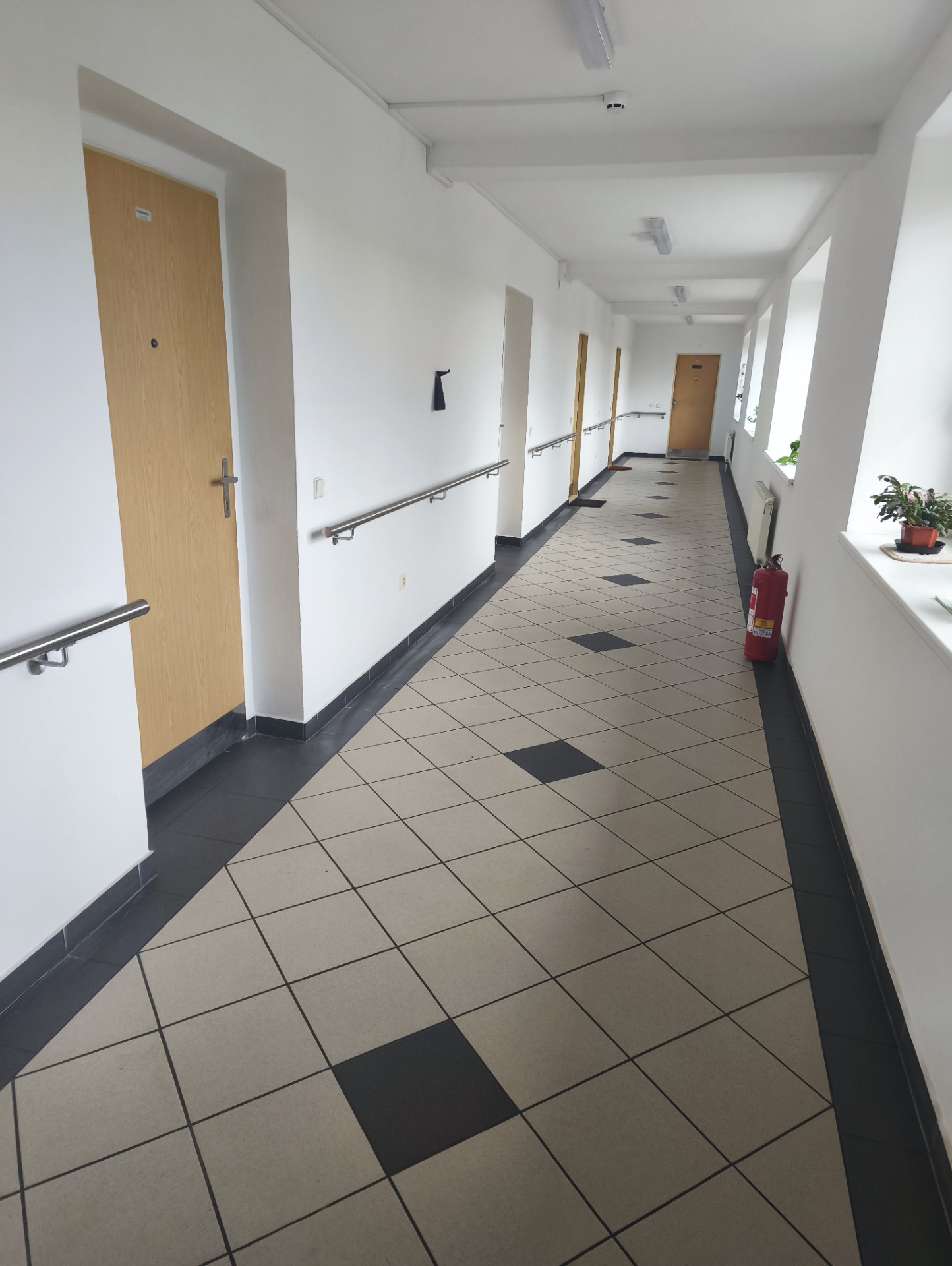 Montáž nerezových madel. 