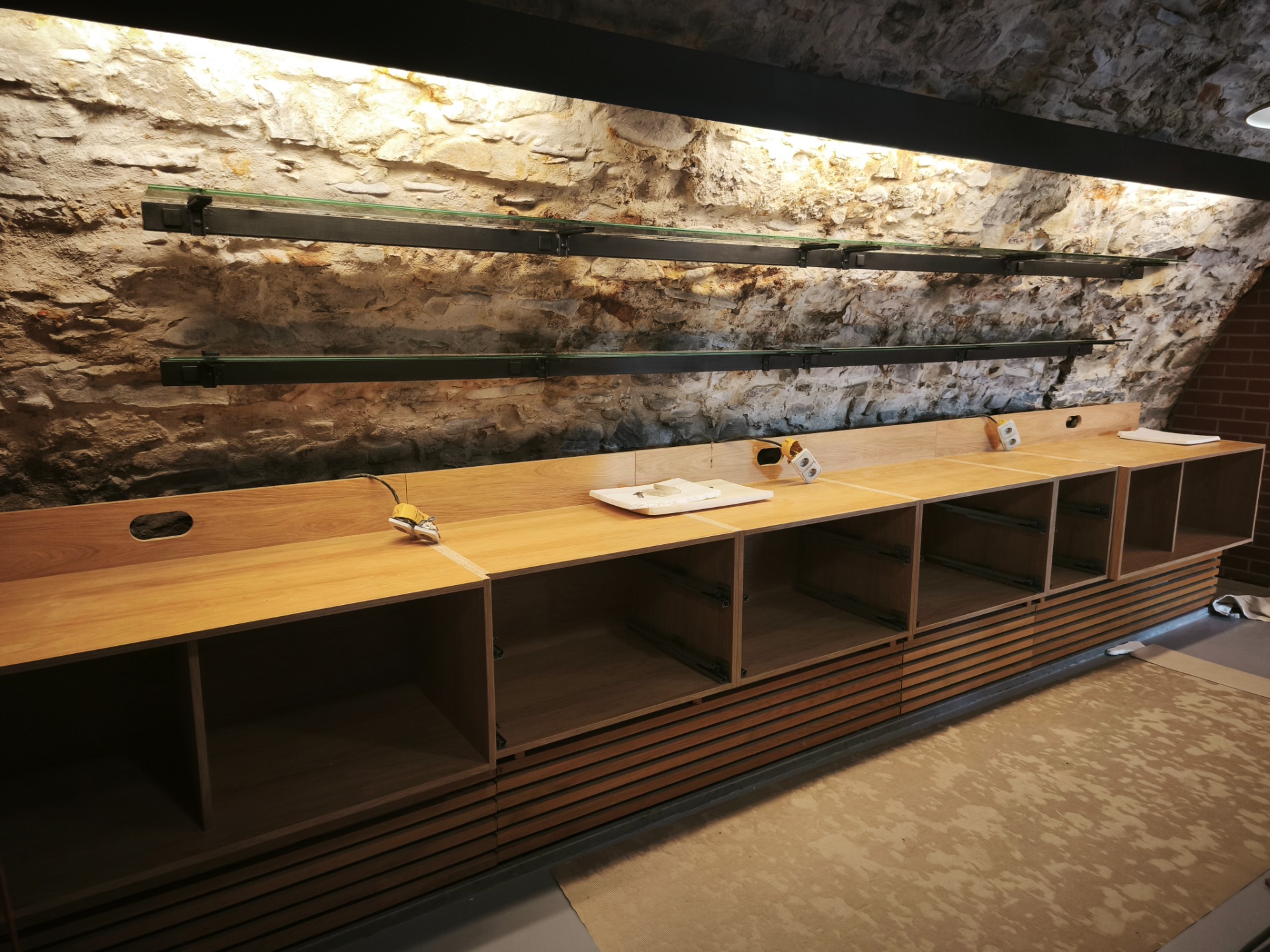 Výroba a montáž policí DELUXE