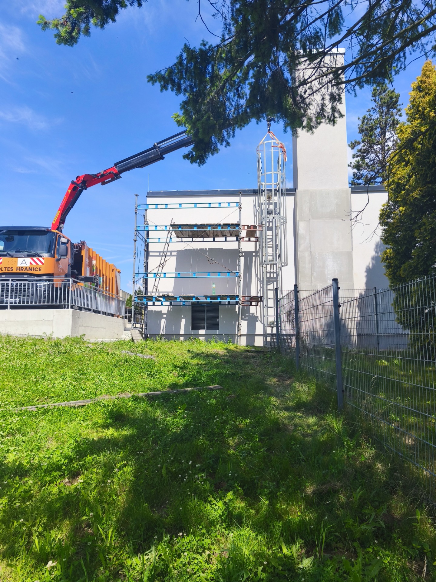 Výroba a montáž požárního žebříku . Ekoltes Hranice "Infrastructure"